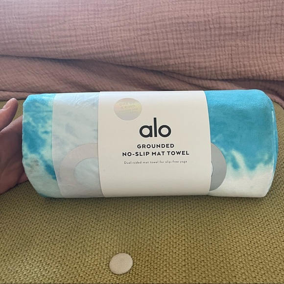 ALO Yoga Other - ALO YOGA Grounded No-slip Mat Towel